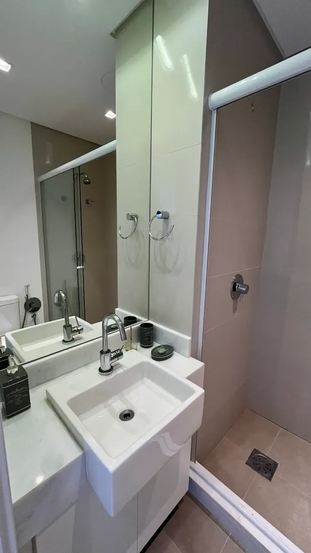 Furnished apartment with 3 en-suite suites — photo 14