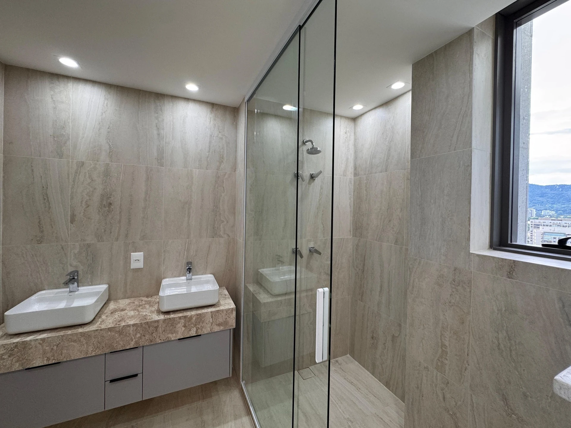 Furnished apartment with 3 en-suite bedrooms and balcony — photo 26