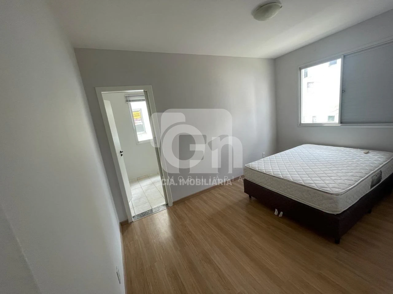 Wood or laminate floors in a 3-bedroom apartment, 114 m² — photo 9