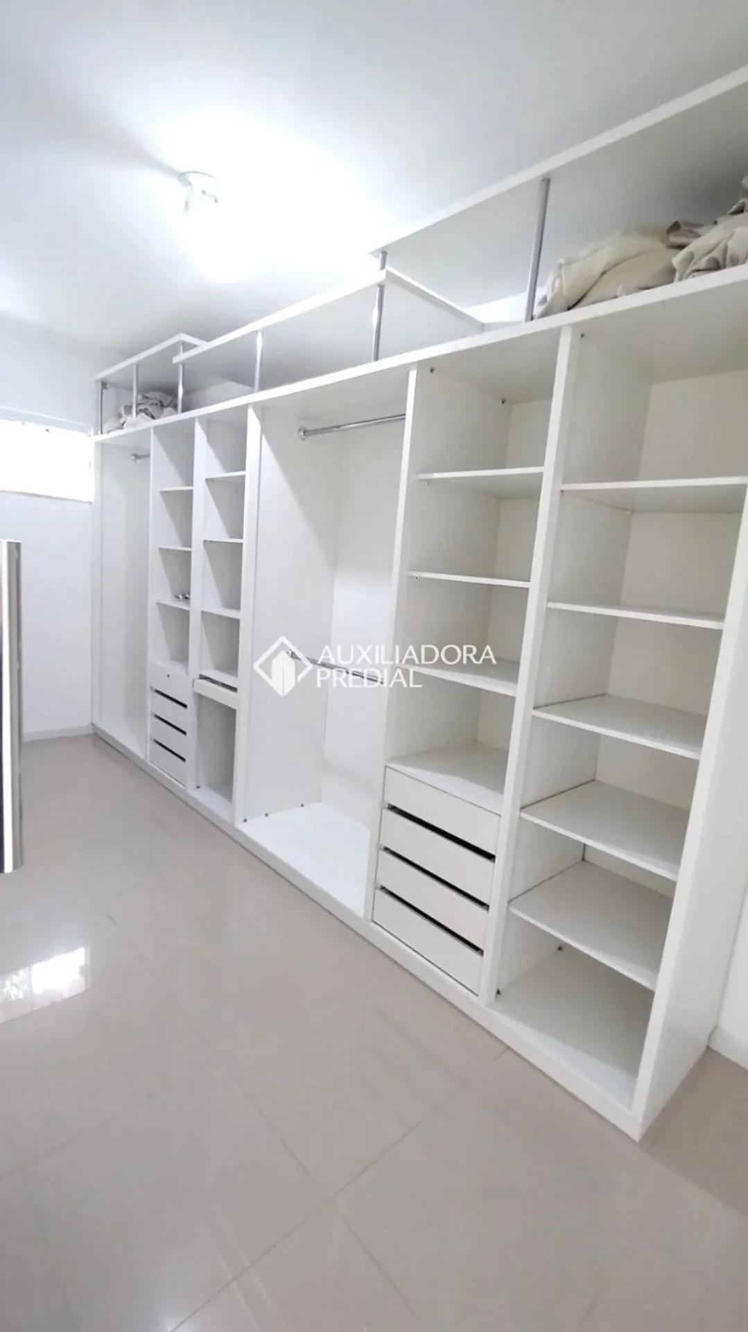 200 m² house with a bathtub and a glass-enclosed balcony — photo 8