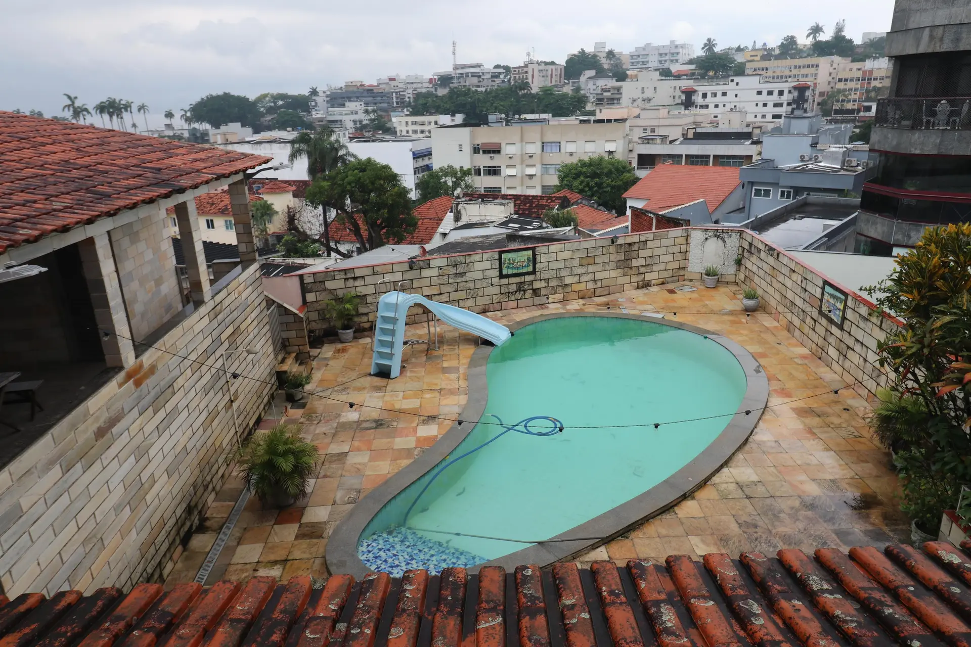 10-bedroom house with a bathtub in Rio de Janeiro — photo 56