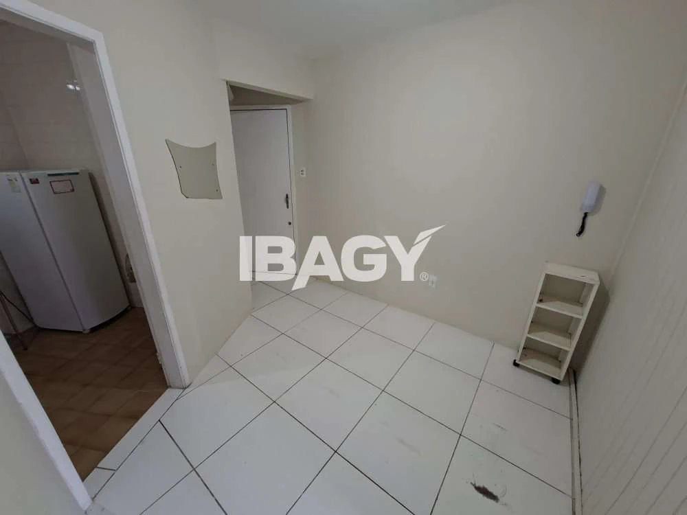 2-bedroom apartment with separate kitchen and tiled floors — photo 5