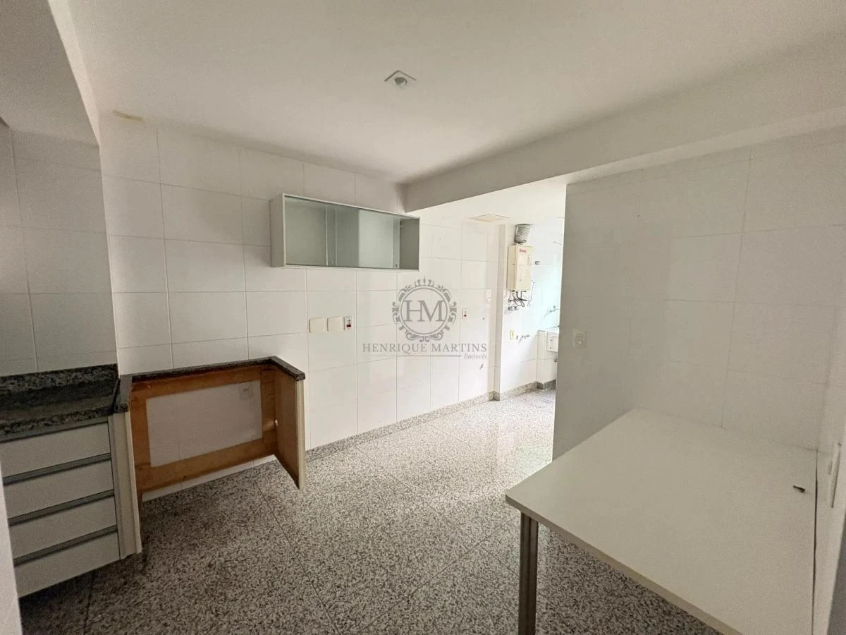 4-bedroom apartment with enclosed glass balcony — photo 24