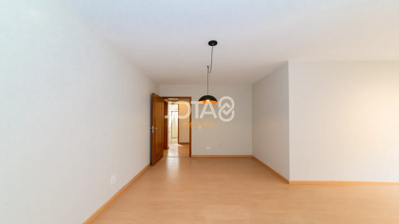 3-bedroom apartment with wood or laminate floors in Curitiba — photo 7