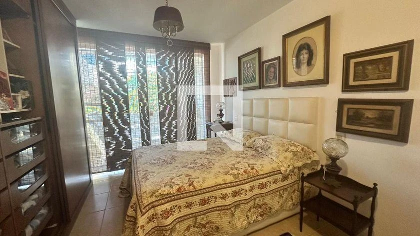 Walk-in closet in a 5-bedroom house, 250 m² — photo 11