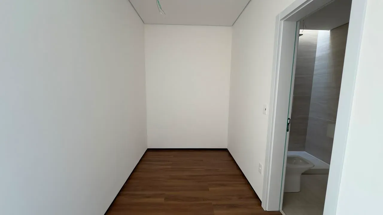 House with 5 bedrooms and floor-to-ceiling windows — photo 18