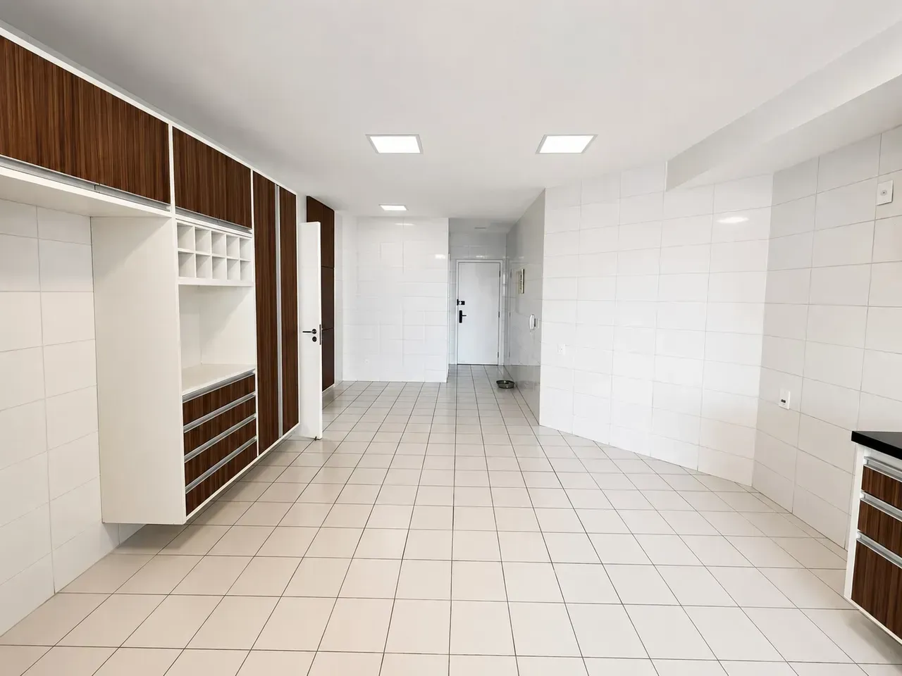 Unfurnished apartment with 4 bedrooms and 5 bathrooms — photo 16