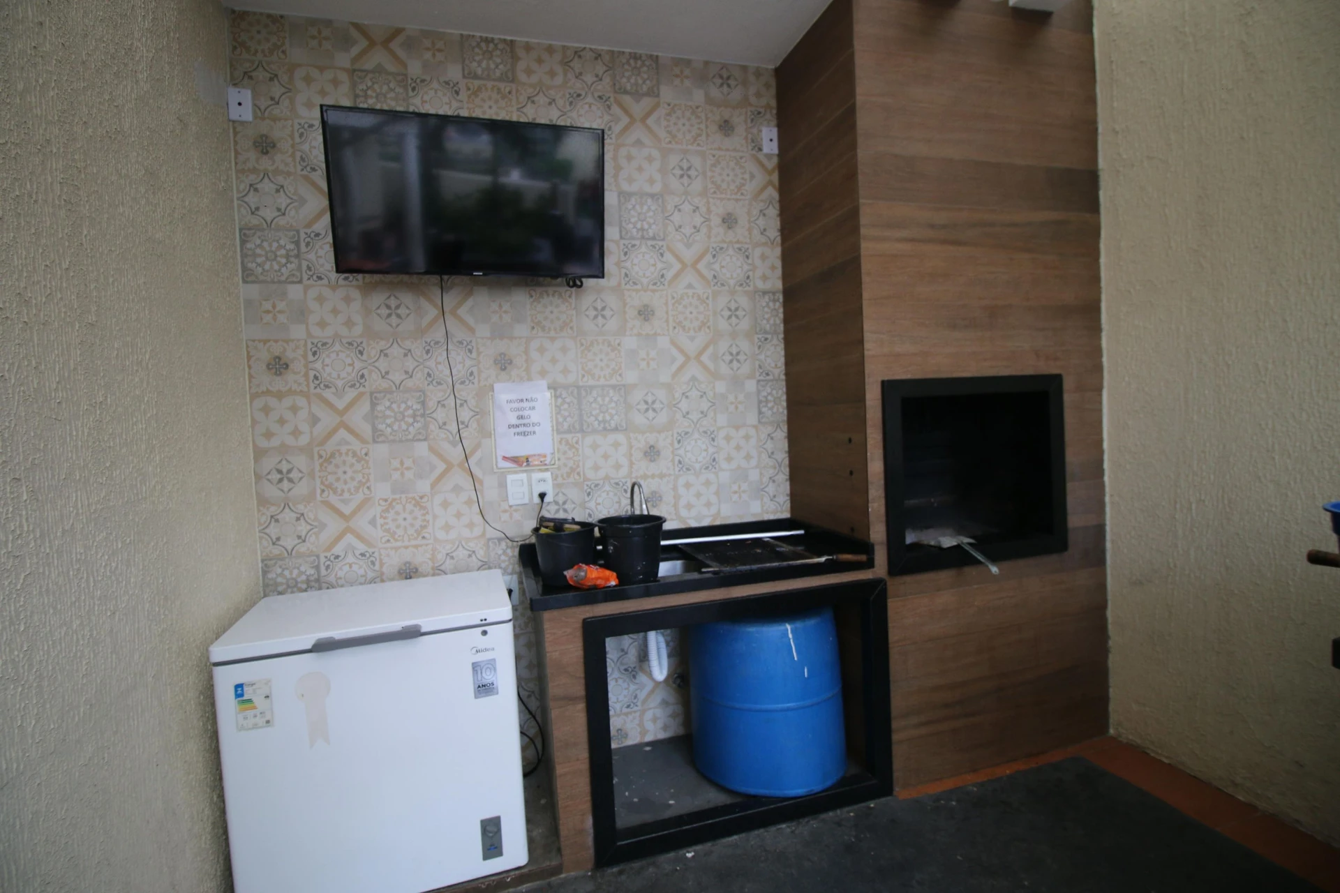 2-bedroom apartment with 1 bathroom and condo pool — photo 42