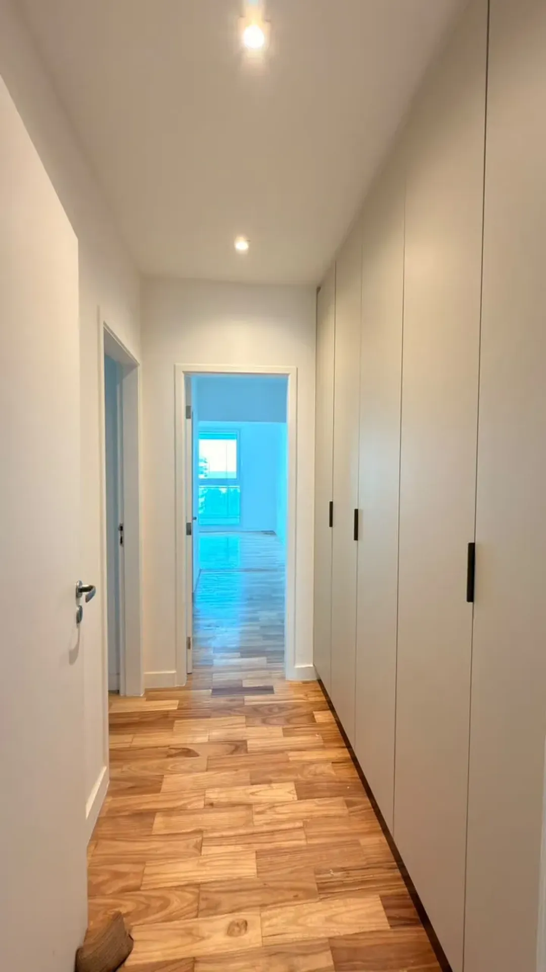 575 m² apartment with 5 en-suite bedrooms and glass balcony — photo 37