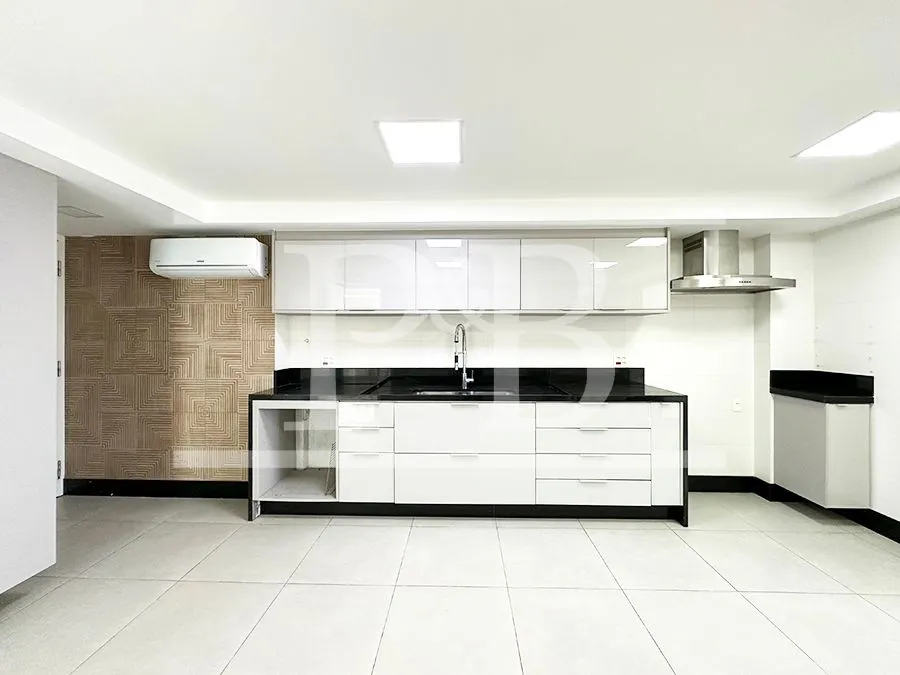 4-bedroom apartment with an enclosed glass balcony — photo 34