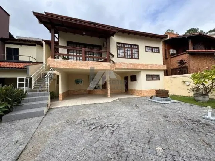 Casa amueblada con 5 dormitorios y 480 m²