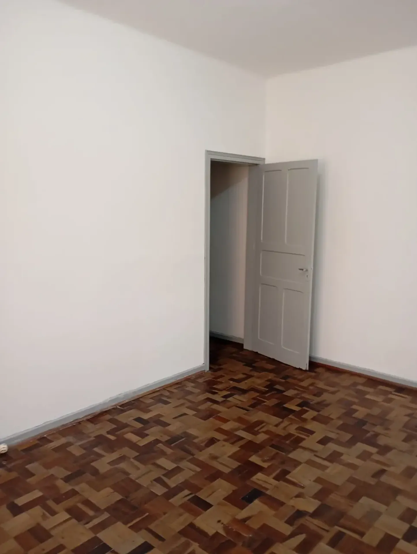 Wood or laminate floors in a 4-bedroom apartment, 110 m² — photo 13