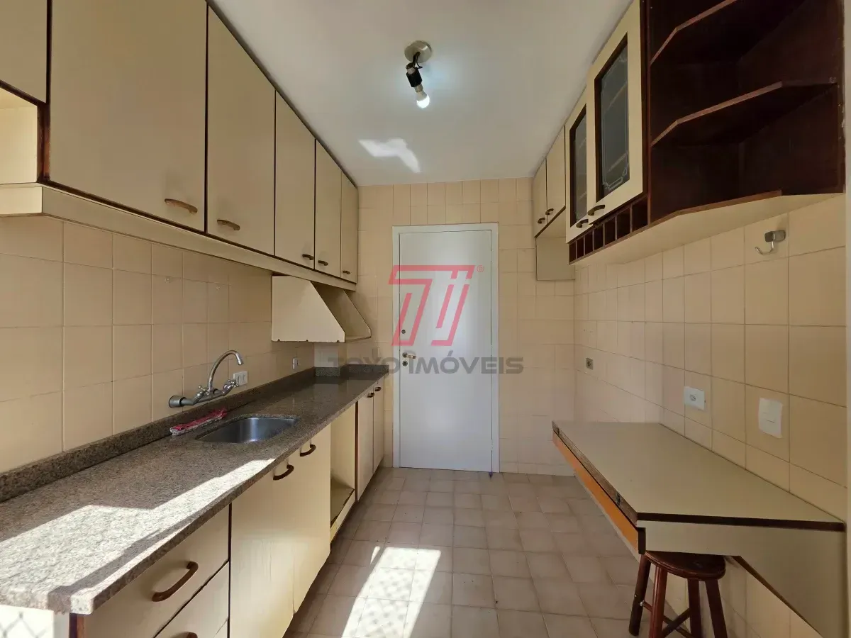 Apartamento de 3 quartos com piso de madeira na sala — photo 23
