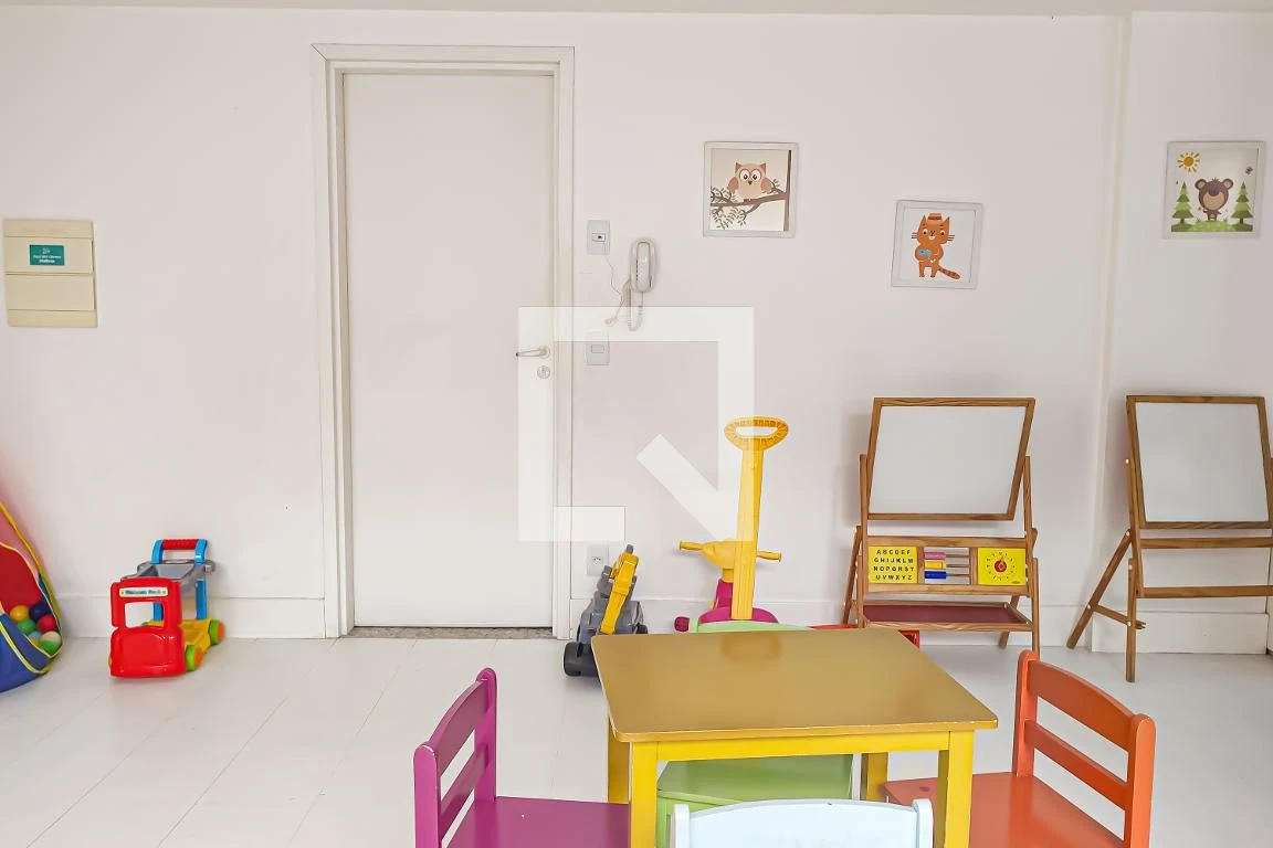 Walk-in closet in a 3-bedroom apartment, 130 m² — photo 57