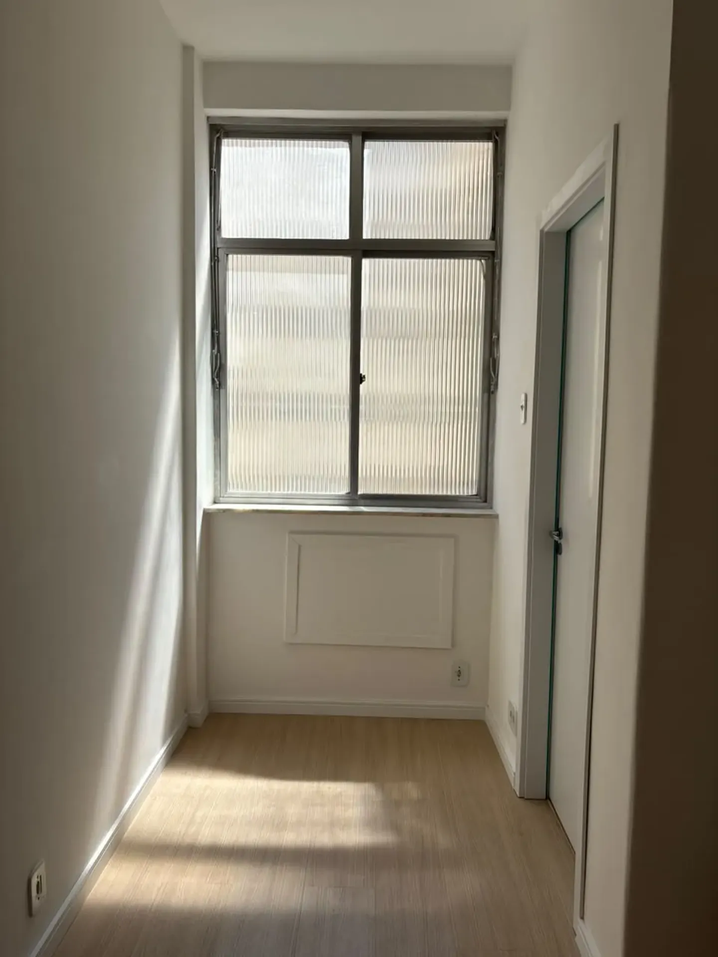 Wood or laminate floors in a one-bedroom apartment, 37 m² — photo 8