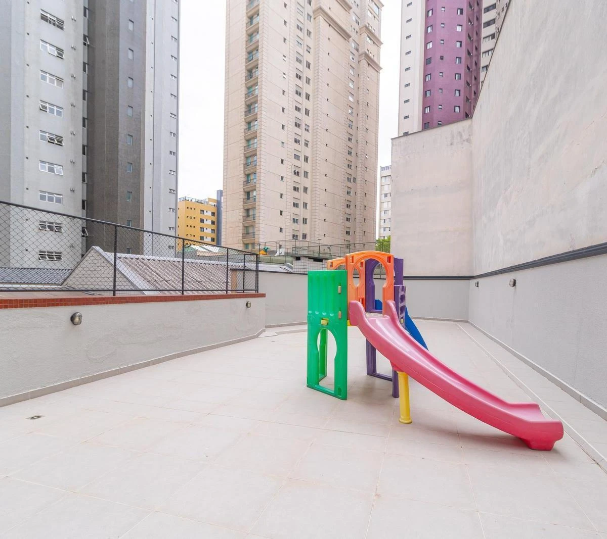 2-bedroom apartment with a bathtub in Curitiba — photo 22
