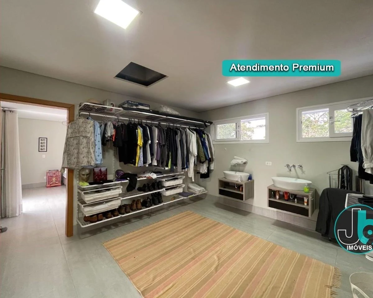 389 m² house with 4 bedrooms and an open-plan kitchen — photo 49