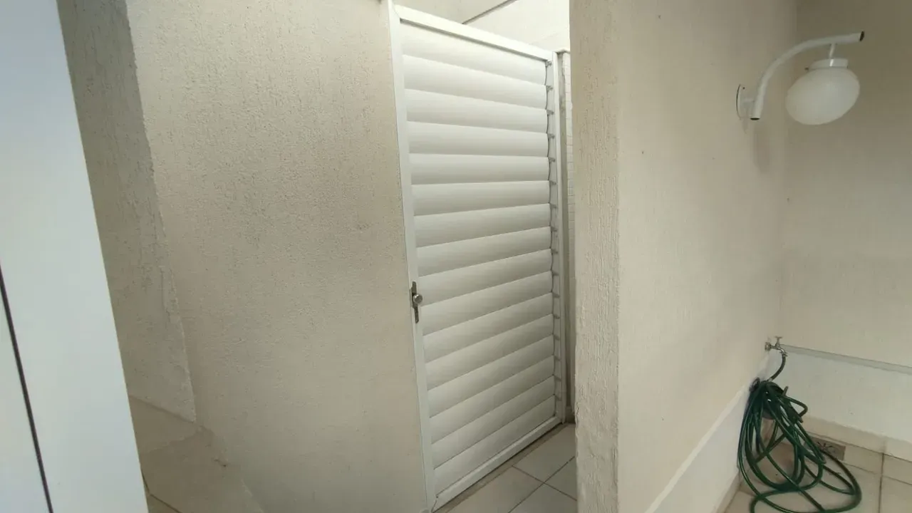 Balcony with a grill in a 5-bedroom house, 220 m² — photo 13