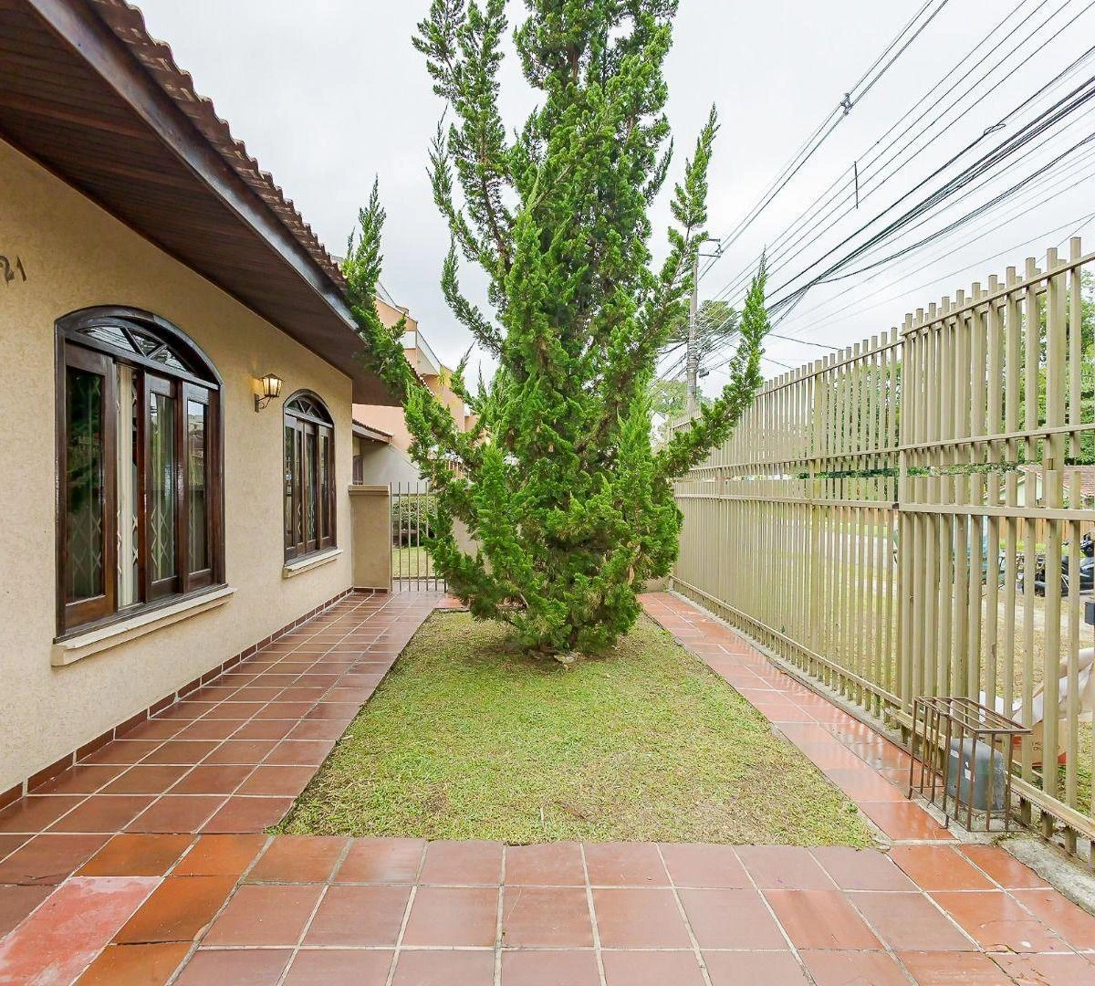House with 4 bedrooms and 5 parking spaces — photo 22