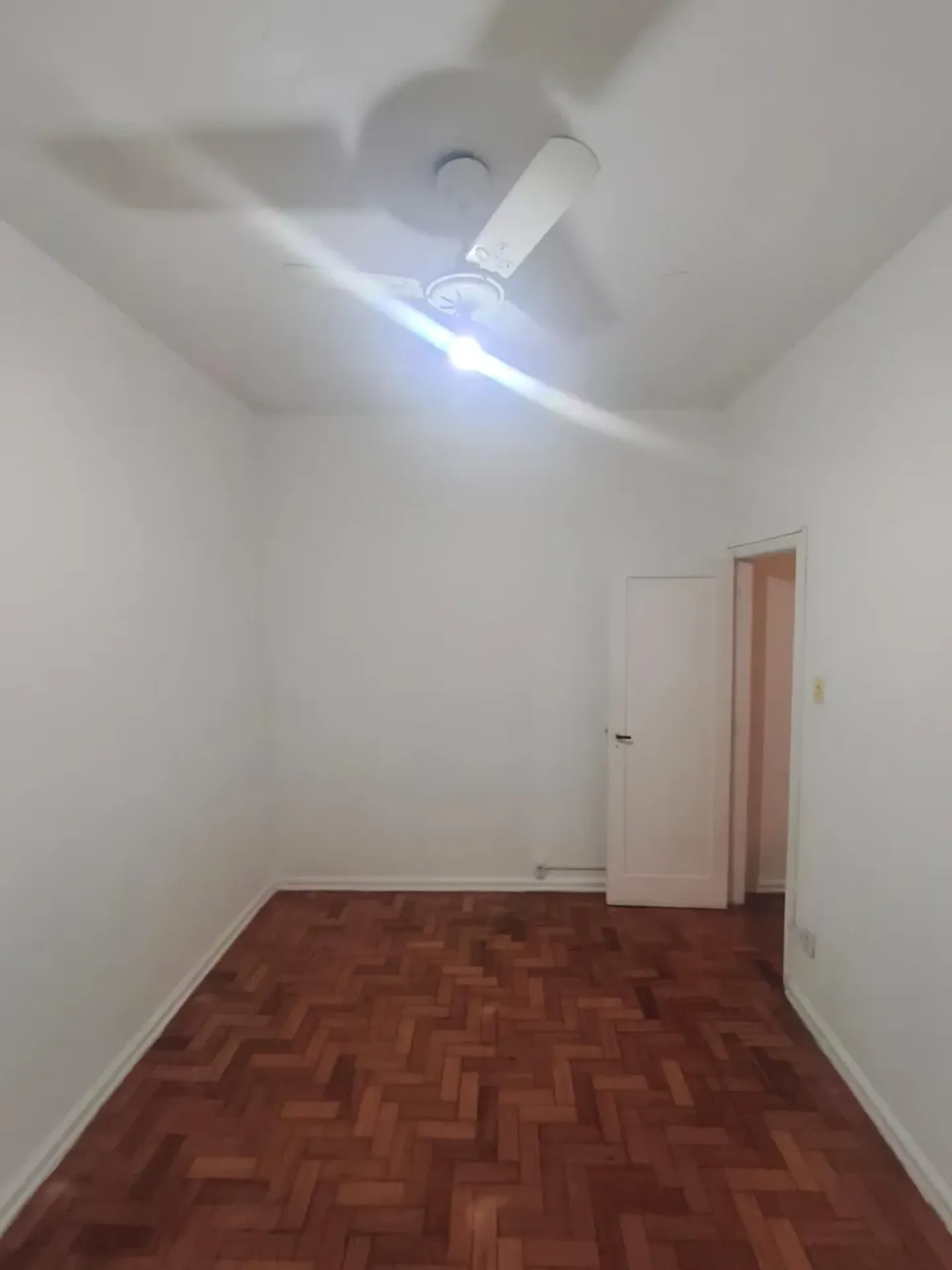 Деревянный пол или ламинат и 1 спальня: квартира 35 м² — photo 14