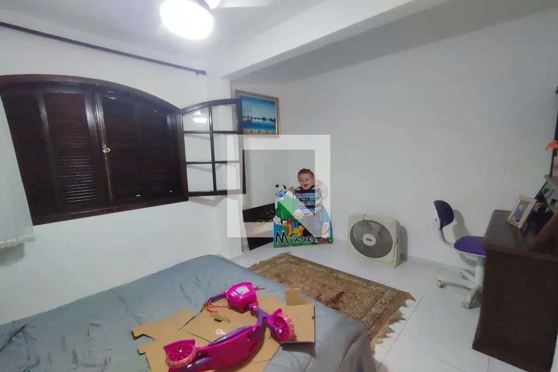 House with 3 bedrooms and a private backyard — photo 4
