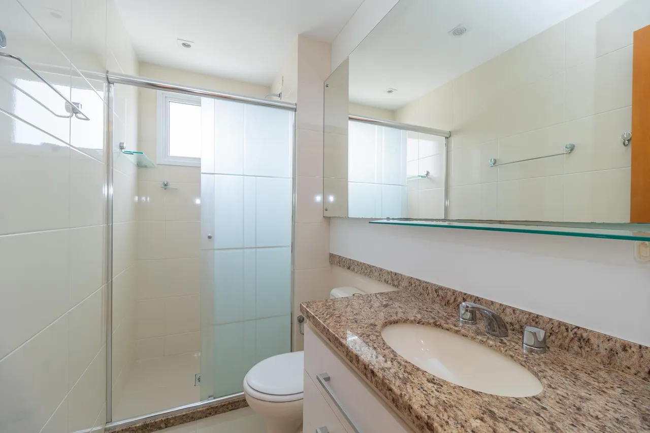 Unfurnished 3-bedroom apartment with glass balcony — photo 13