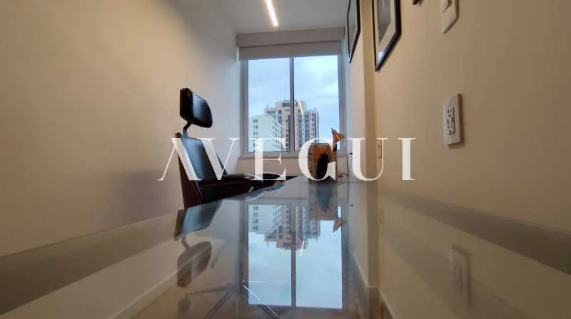 Apartamento mobiliado com 2 quartos e varanda de vidro — photo 23