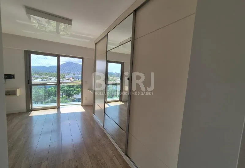 Apartment with 4 bedrooms and a glass balcony — photo 19