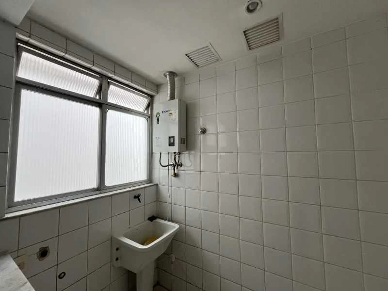 3-bedroom apartment in a building with a pool — photo 12