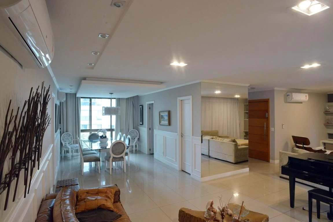Jacuzzi in a 4-bedroom apartment, 233 m² — photo 24
