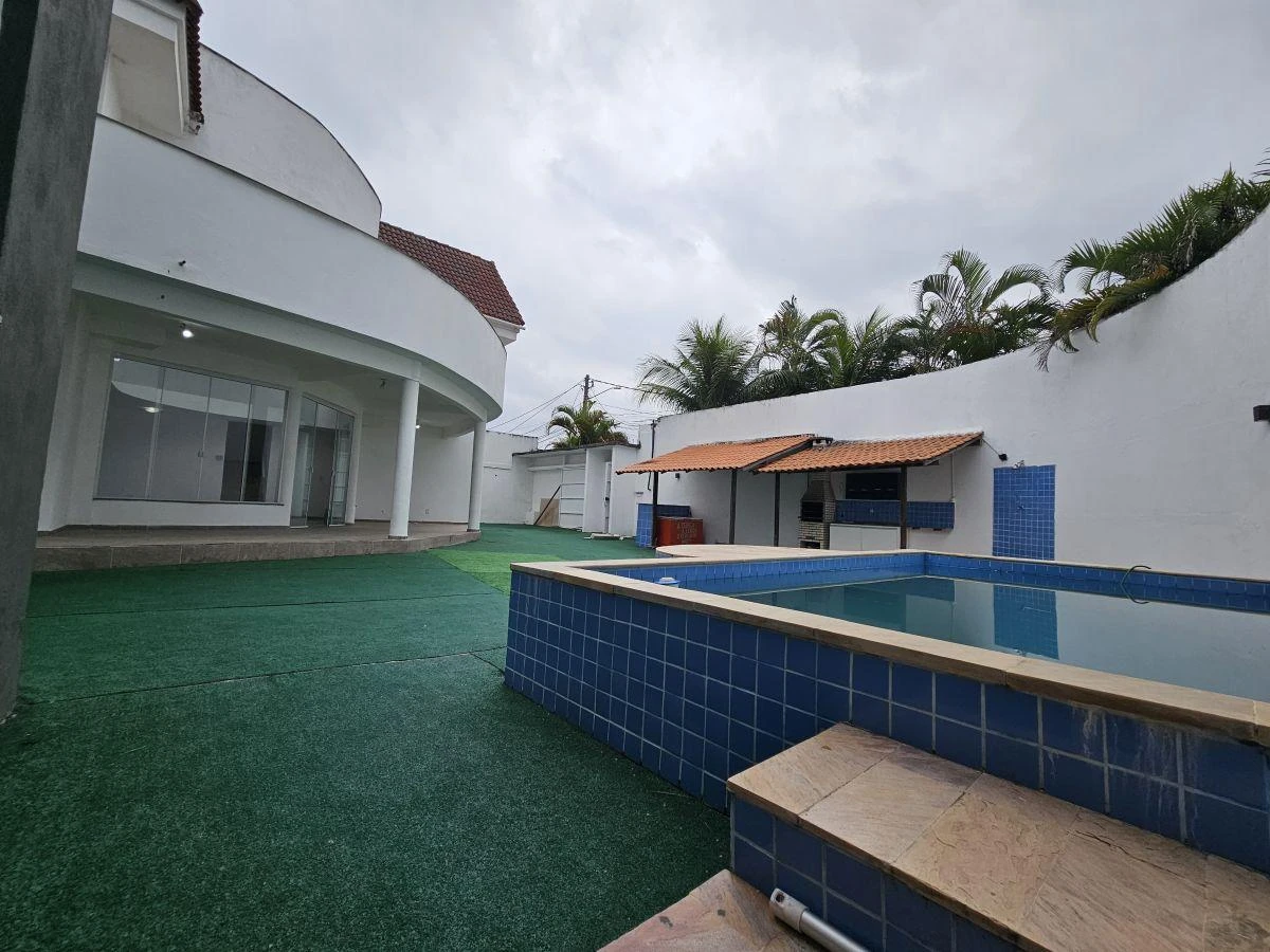 6-bedroom house with a closed-off kitchen — photo 17