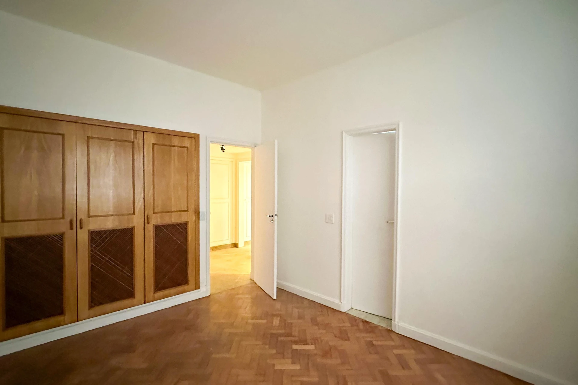Unfurnished apartment with 3 bedrooms and 4 bathrooms — photo 33