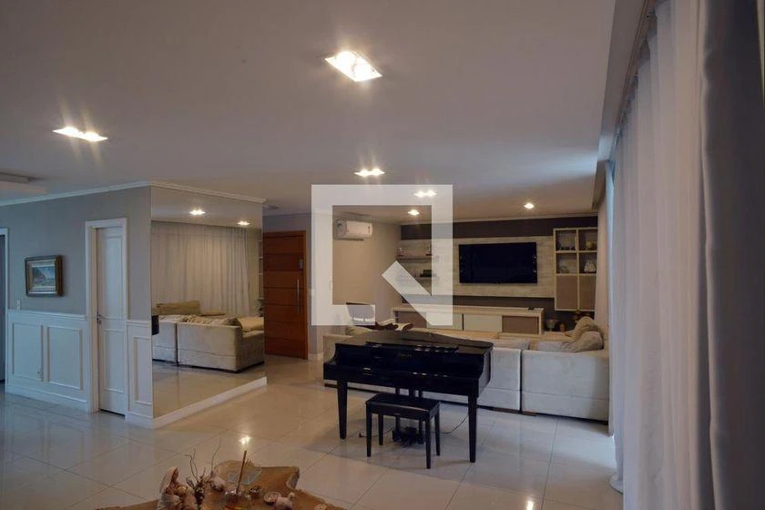Glass-enclosed balcony in a 4-bedroom apartment, 233 m² — photo 5