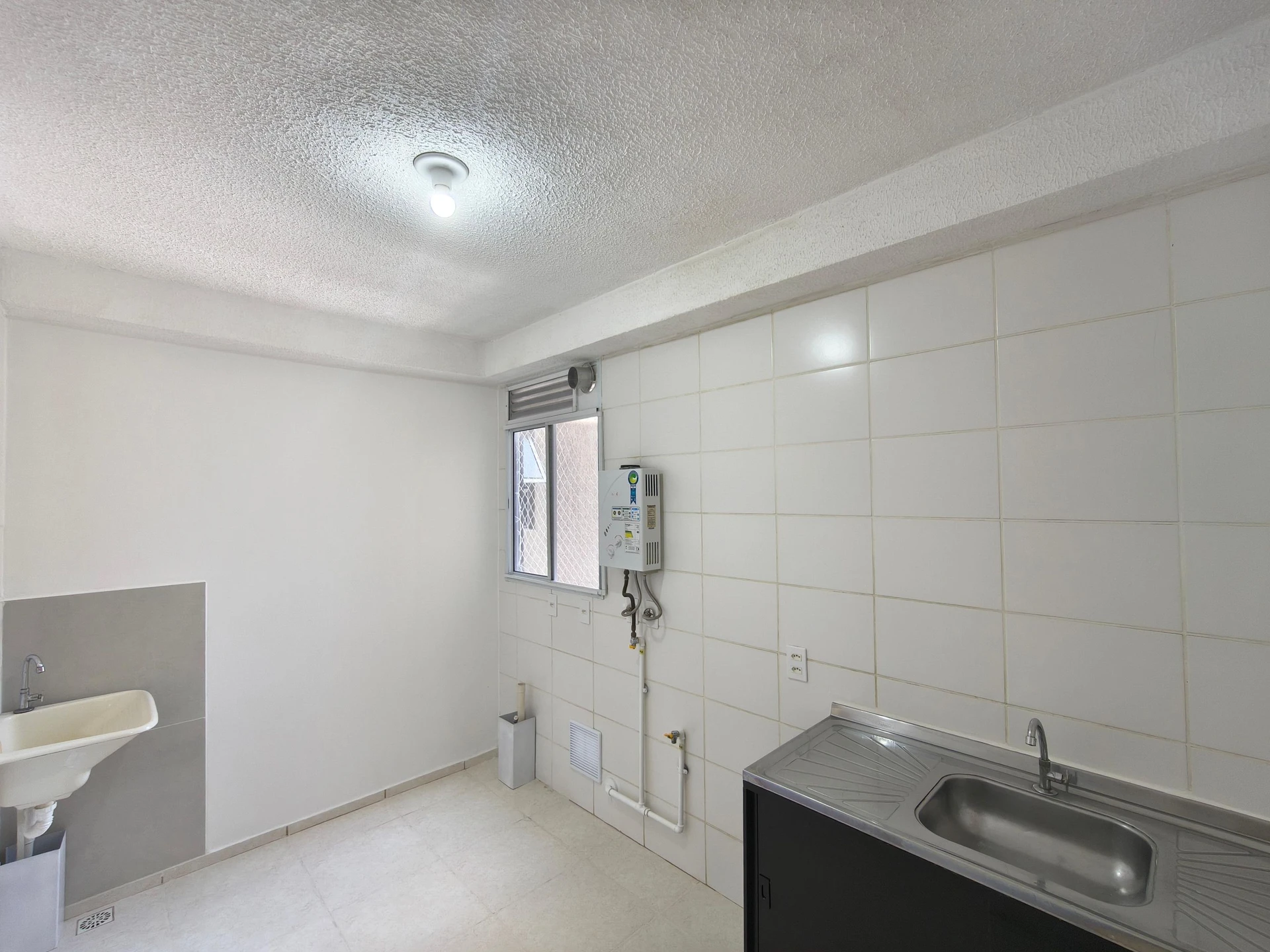 Apartamento de 2 quartos em condomínio com piscina