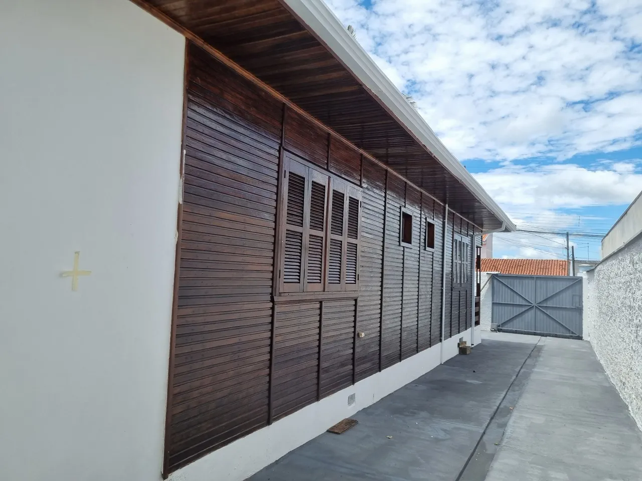 3-bedroom house with wood or laminate floors in Curitiba — photo 9