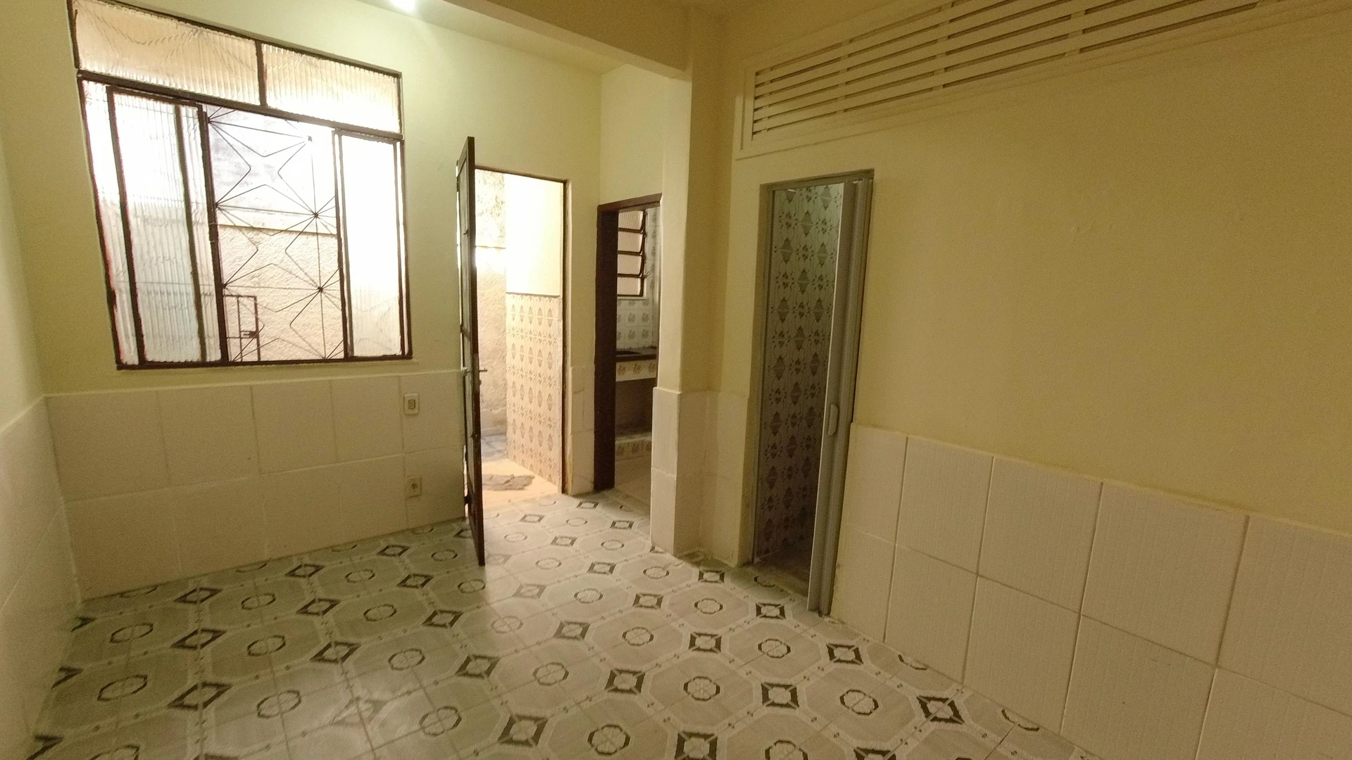 Unfurnished house with a balcony and private garden — photo 15