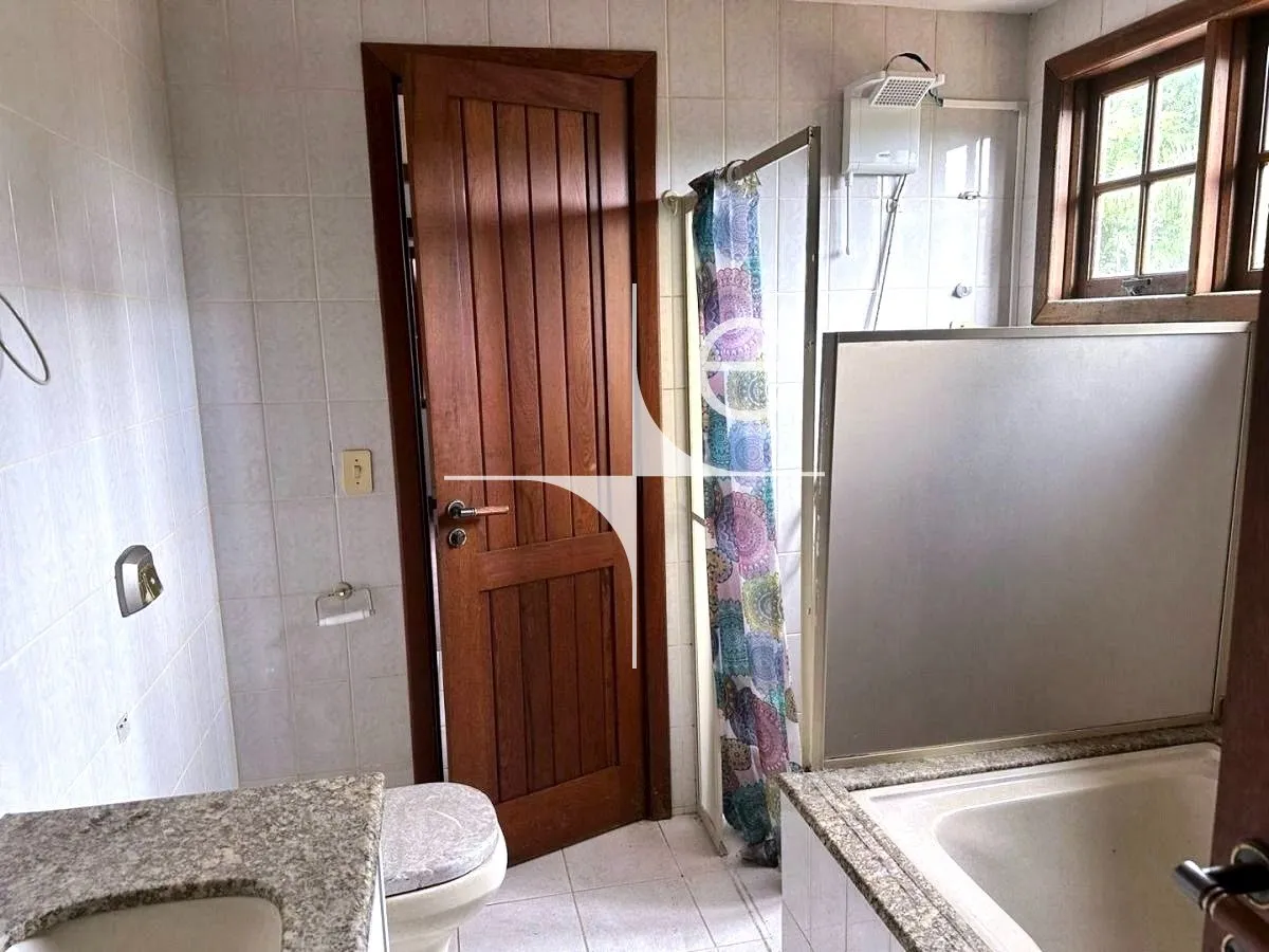 House with 3 bedrooms and 5 bathrooms, 481 m² — photo 25