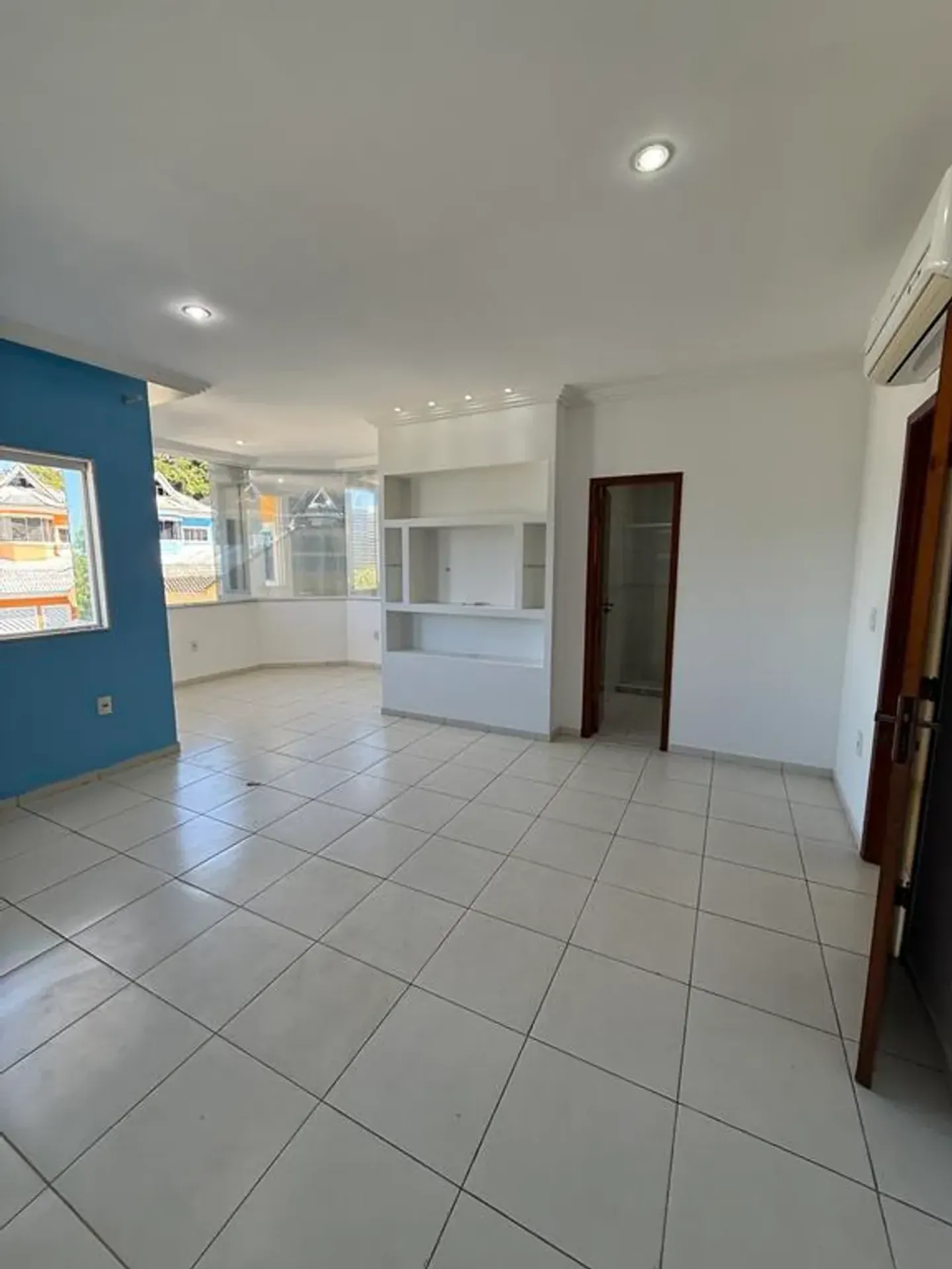 Duplex house with 4 bedrooms and 5 bathrooms — photo 29