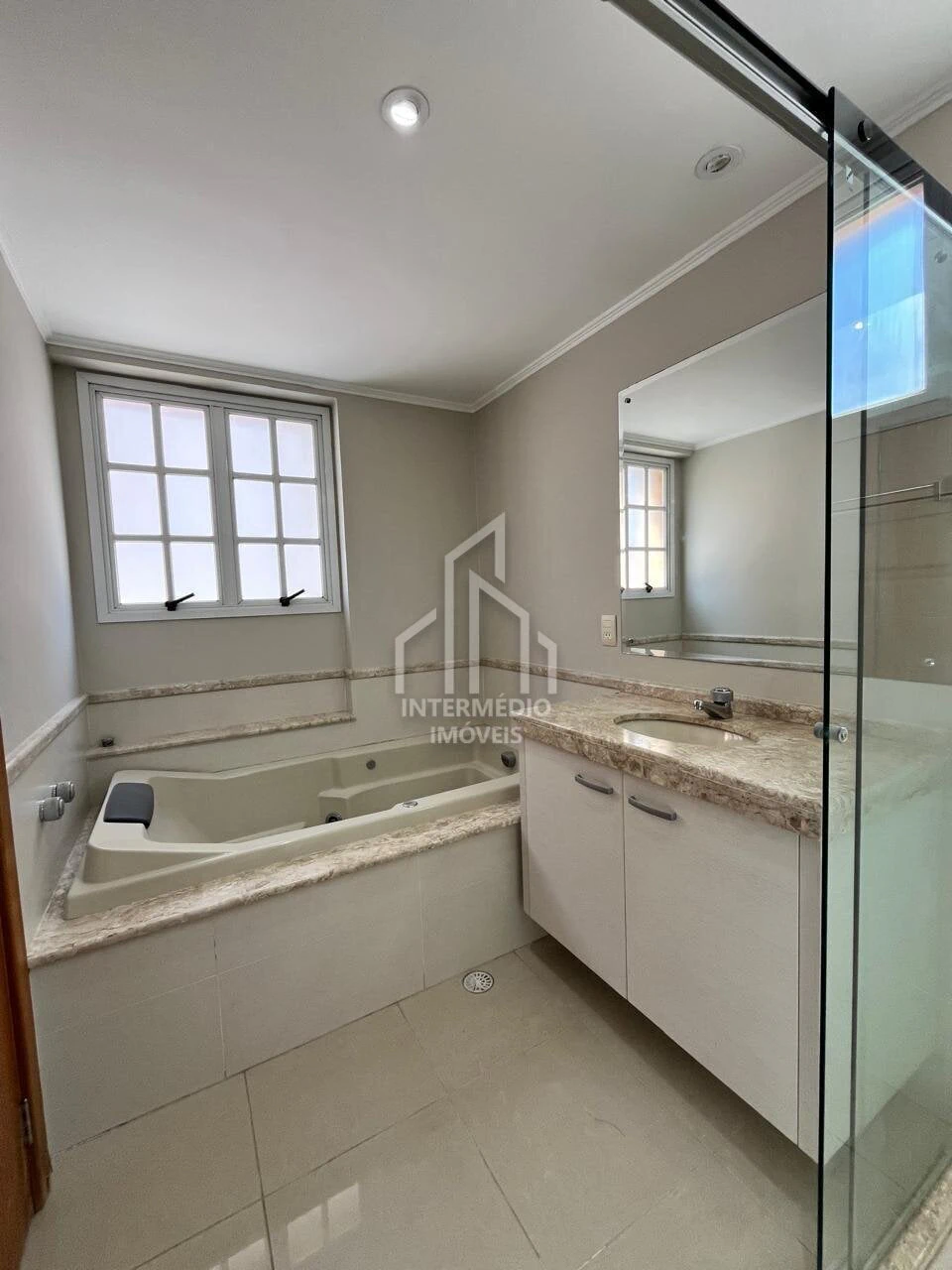 Bathtub in a 3-bedroom apartment, 145 m² — photo 8