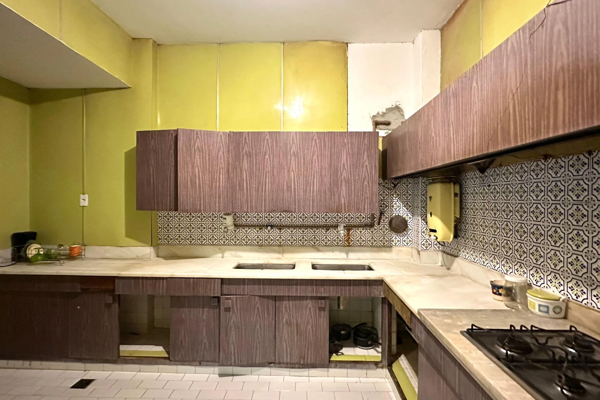 Bathtub in a 4-bedroom apartment, 290 m² — photo 37