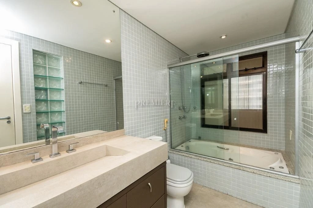One-bedroom apartment with a bathtub in Curitiba — photo 16