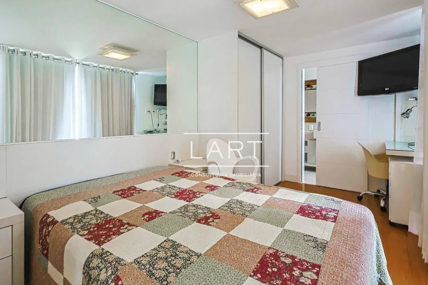 Apartamento com 4 dormitórios e 350 m²; área social ampla — photo 27