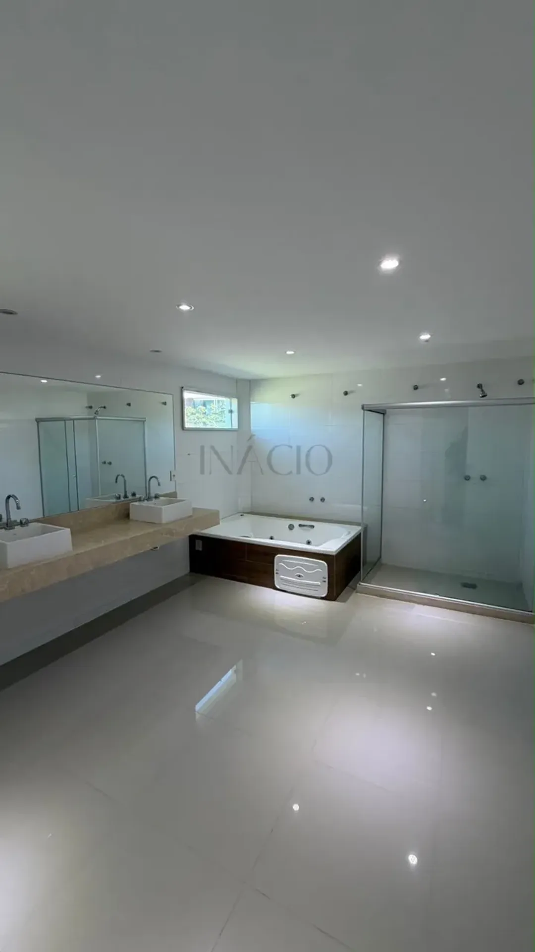 House, 950 m², with floor-to-ceiling windows — photo 8