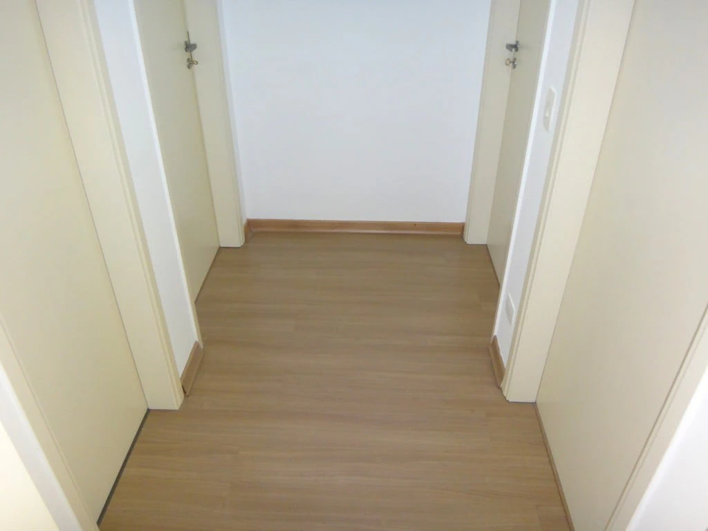 3-bedroom apartment with wood or laminate floors — photo 3