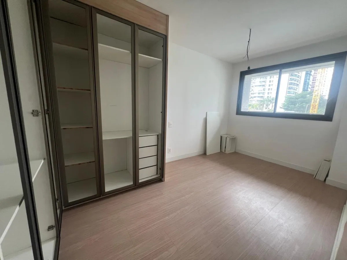 Glass-enclosed balcony in a 3-bedroom apartment, 98 m² — photo 15