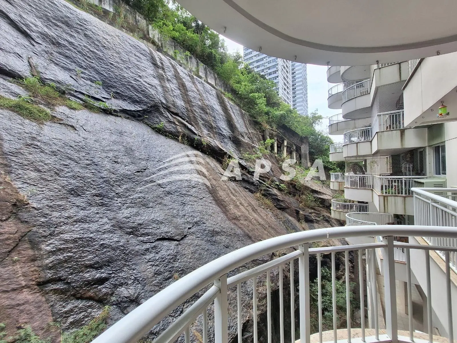 Balcony with a grill in a 2-bedroom apartment, 98 m² — photo 5