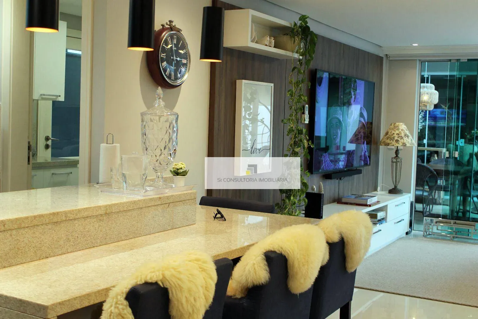 Furnished house with 4 en-suite bedrooms and private garden