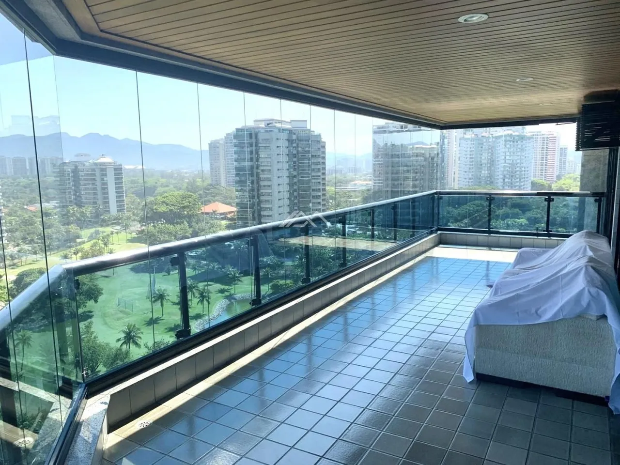 Apartment with 4 bedrooms and 5 bathrooms and enclosed balcony — photo 4