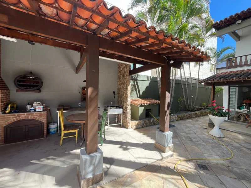 Balcony with a grill in a 4-bedroom house, 420 m² — photo 8