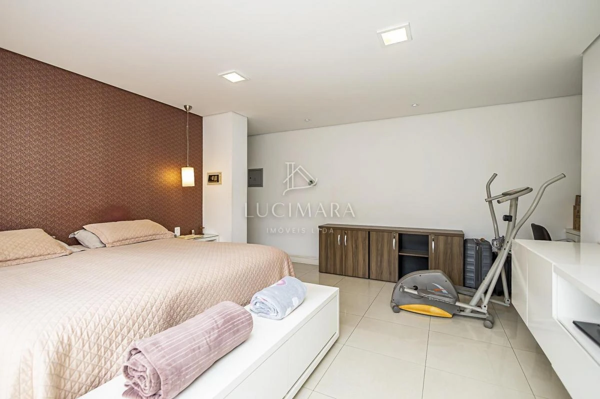Bathtub in a 4-bedroom house, 400 m² — photo 16